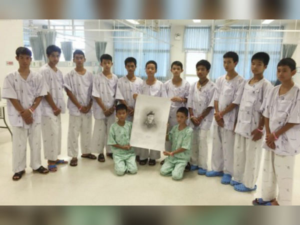 হা-বন্দিদশার আতঙ্ক কাটিয়ে ঘরমুখী থাইল্যান্ডের ১২ কিশোর ও কোচ, ছুটি দিল হাসপাতাল হা-বন্দিদশার আতঙ্ক কাটিয়ে ঘরমুখী থাইল্যান্ডের ১২ কিশোর ও কোচ, ছুটি দিল হাসপাতাল