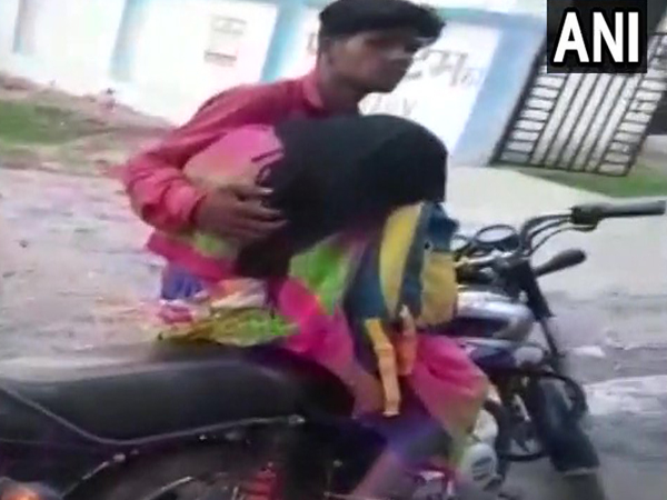 মোটর বাইকে মৃতদেহ গেল হাসপাতালে! সরগরম বিজেপি শাসিত এই রাজ্য মোটর বাইকে মৃতদেহ গেল হাসপাতালে! সরগরম বিজেপি শাসিত এই রাজ্য