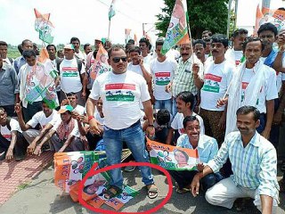 মমতার ছবিযুক্ত পতাকায় পা দিয়ে দাঁড়িয়ে তৃণমূল নেতা মমতার ছবিযুক্ত পতাকায় পা দিয়ে দাঁড়িয়ে তৃণমূল নেতা