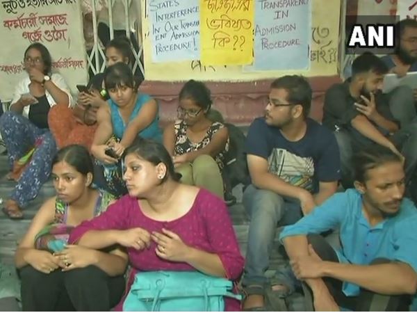 বিক্ষোভের মধ্যেই যাদবপুরে ছাত্র ভর্তির দিন ঘোষণা! ইংরেজির অধ্যাপকদের কড়া সিদ্ধান্ত বিক্ষোভের মধ্যেই যাদবপুরে ছাত্র ভর্তির দিন ঘোষণা! ইংরেজির অধ্যাপকদের কড়া সিদ্ধান্ত
