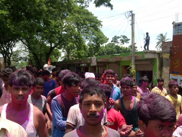 মুক্তির পর রেডস্টার নেতা অলীককে নিয়ে উচ্ছ্বাস, অকাল হোলিতে মাতল ভাঙড় মুক্তির পর রেডস্টার নেতা অলীককে নিয়ে উচ্ছ্বাস, অকাল হোলিতে মাতল ভাঙড়