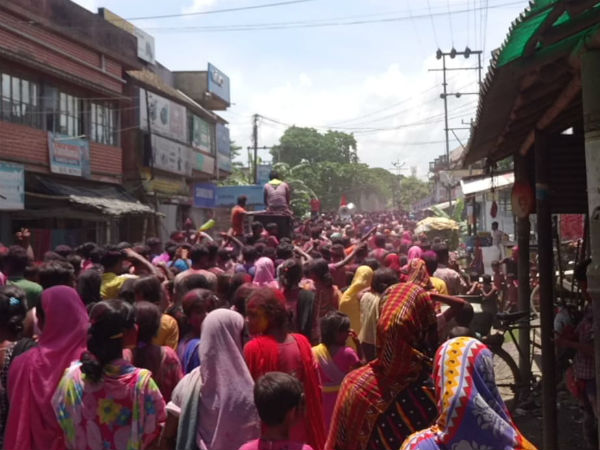 মুক্তির পর রেডস্টার নেতা অলীককে নিয়ে উচ্ছ্বাস, অকাল হোলিতে মাতল ভাঙড় মুক্তির পর রেডস্টার নেতা অলীককে নিয়ে উচ্ছ্বাস, অকাল হোলিতে মাতল ভাঙড়