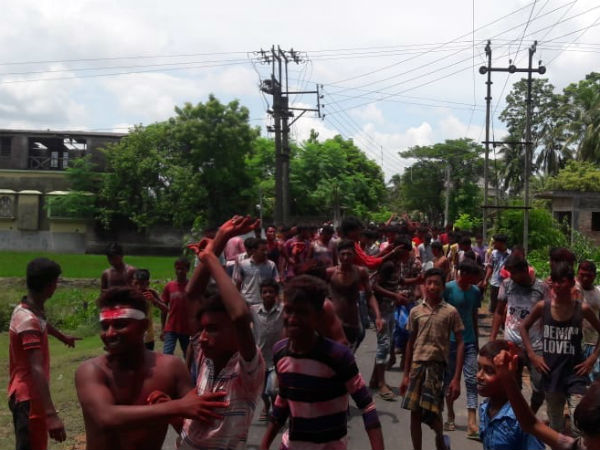 মুক্তির পর রেডস্টার নেতা অলীককে নিয়ে উচ্ছ্বাস, অকাল হোলিতে মাতল ভাঙড় মুক্তির পর রেডস্টার নেতা অলীককে নিয়ে উচ্ছ্বাস, অকাল হোলিতে মাতল ভাঙড়