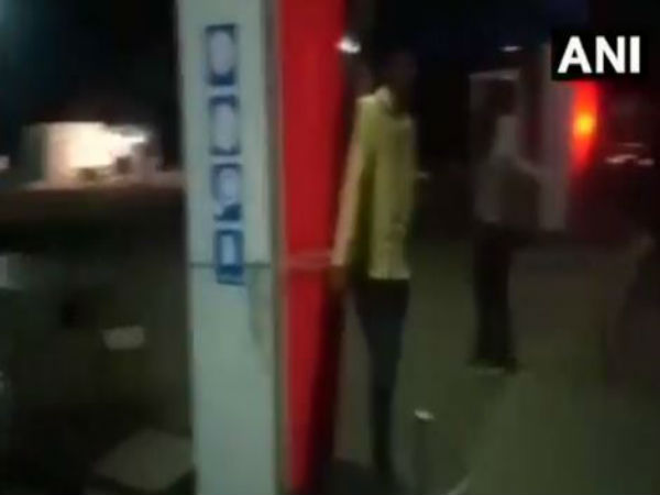 বিজেপি শাসিত রাজ্যে কাজে অনুপস্থিত! কর্মীকে বেত্রাঘাত পাম্প মালিকের, দেখুন ভিডিও বিজেপি শাসিত রাজ্যে কাজে অনুপস্থিত! কর্মীকে বেত্রাঘাত পাম্প মালিকের, দেখুন ভিডিও