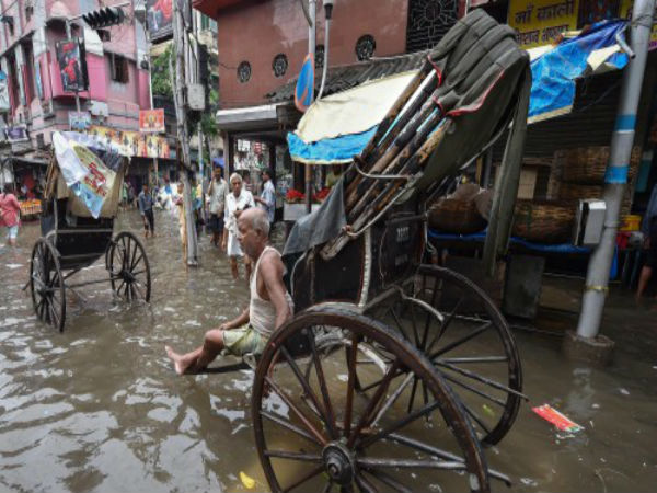 জলমগ্ন কলকাতার বিস্তীর্ণ এলাকা