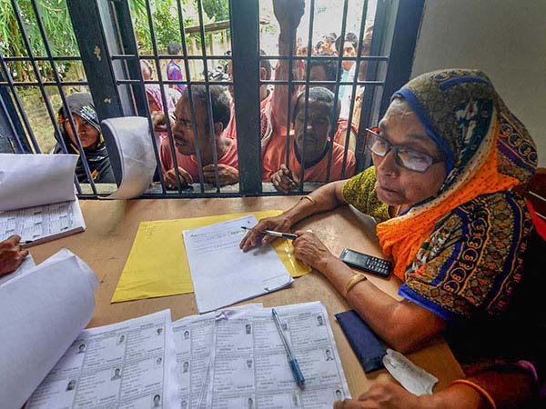 এনআরসি-র প্রয়োগে কতটা অবৈজ্ঞানিক, মুখ খুললেন এই সাংবাদিক এনআরসি-র প্রয়োগে কতটা অবৈজ্ঞানিক, মুখ খুললেন এই সাংবাদিক