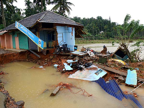 বন্যা বিধ্বস্ত কেরলে বাড়ছে মৃতের সংখ্যা, আজ বন্যা পরিদর্শনে নরেন্দ্র মোদী বন্যা বিধ্বস্ত কেরলে বাড়ছে মৃতের সংখ্যা, আজ বন্যা পরিদর্শনে নরেন্দ্র মোদী