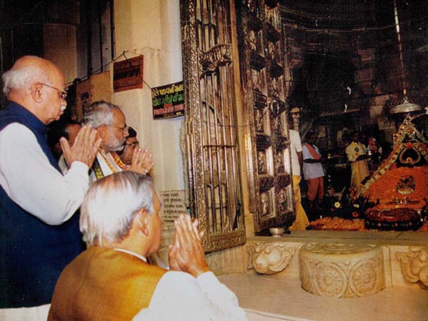 জরুরি অবস্থায় গ্রেফতার
