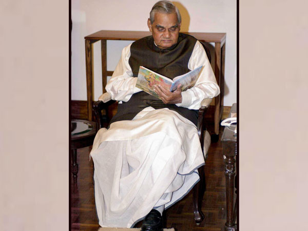 ইন্দিরার পর অটলই বাইরের নেতা হিসাবে এত ভালোবাসা পেয়েছেন বাংলায় ইন্দিরার পর অটলই বাইরের নেতা হিসাবে এত ভালোবাসা পেয়েছেন বাংলায়