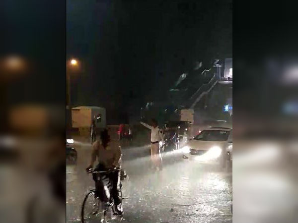 ছাতা নেই, নেই বর্ষাতি - নেই কর্তব্যে গাফিলতিও