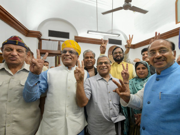 ১৯৭৭ সালে কর্মজীবন শুরু