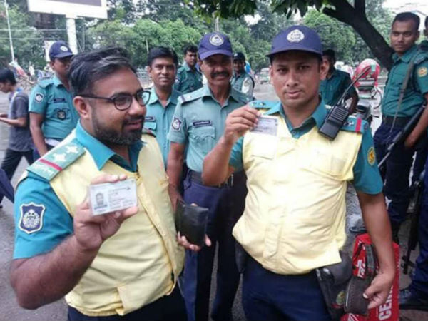 লাইসেন্স দেখাচ্ছেন পুলিশরাই