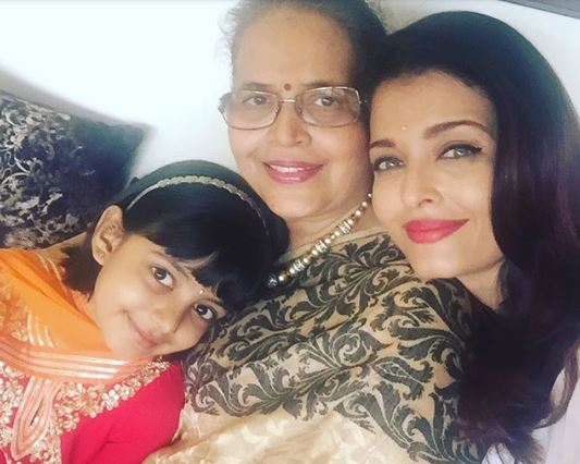 মা অ্যাশের হাতে রাখি বেঁদে দিল আরাধ্যা! কেন জানেন মা অ্যাশের হাতে রাখি বেঁদে দিল আরাধ্যা! কেন জানেন