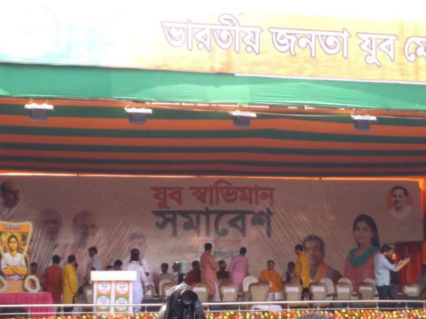 মমতার ‘ছবি’ বিতর্ক ঢাকতে অমিতের মঞ্চ ঘিরে আচ্ছাদন মমতার ‘ছবি’ বিতর্ক ঢাকতে অমিতের মঞ্চ ঘিরে আচ্ছাদন