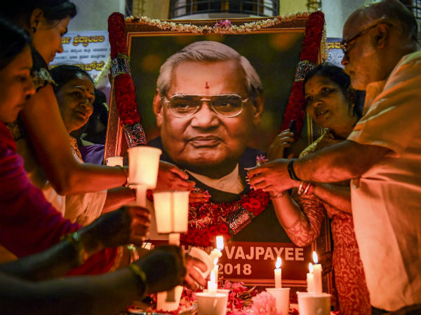 বিজেপিতে বিদ্বেষ, শ্রদ্ধা অটলে! হুঁশিয়ারি মমতার বিজেপিতে বিদ্বেষ, শ্রদ্ধা অটলে! হুঁশিয়ারি মমতার