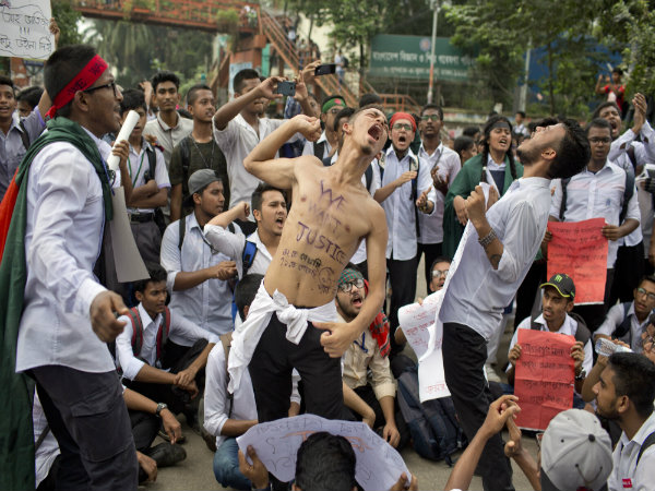 ছাত্র-পুলিশ সংঘর্ষে উত্তাল বাংলাদেশের বিভিন্ন এলাকা ছাত্র-পুলিশ সংঘর্ষে উত্তাল বাংলাদেশের বিভিন্ন এলাকা