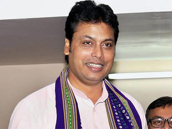 জলে অক্সিজেন বাড়িয়ে দেয় হাঁস, ফলে বাড়ে মাছের সংখ্যা, বিপ্লব দেবের নয়া মন্তব্যে ফের বিতর্ক জলে অক্সিজেন বাড়িয়ে দেয় হাঁস, ফলে বাড়ে মাছের সংখ্যা, বিপ্লব দেবের নয়া মন্তব্যে ফের বিতর্ক