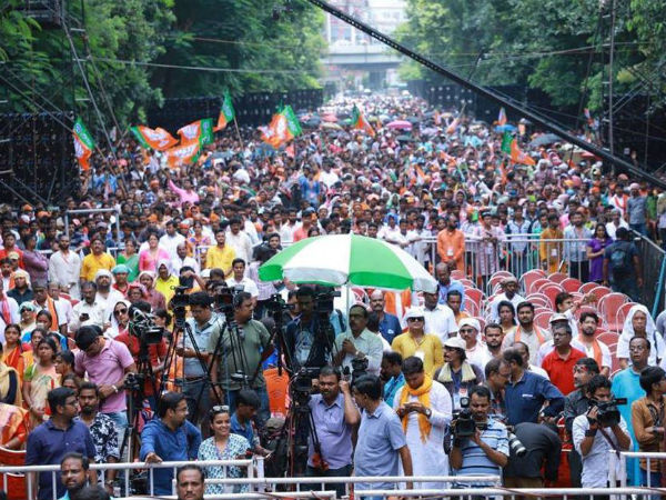 মমতার ‘ছবি’ বিতর্ক ঢাকতে অমিতের মঞ্চ ঘিরে আচ্ছাদন মমতার ‘ছবি’ বিতর্ক ঢাকতে অমিতের মঞ্চ ঘিরে আচ্ছাদন