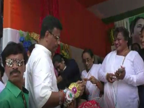 ধুমধাম করে রাখি বন্ধনের তৃণমূল নেতা-কর্মীদের মনে দুঃখ! জেনে নিন ভিডিও-তে ধুমধাম করে রাখি বন্ধনের তৃণমূল নেতা-কর্মীদের মনে দুঃখ! জেনে নিন ভিডিও-তে