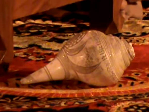 শাঁখ দিয়ে জল অর্পণ নয়