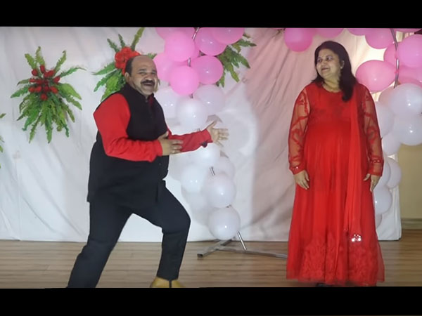 ফের ভাইরাল ডান্সিং আঙ্কেলের ভিডিও! এবার কার্বন কপি হল মিঠুনের নাচ ফের ভাইরাল ডান্সিং আঙ্কেলের ভিডিও! এবার কার্বন কপি হল মিঠুনের নাচ