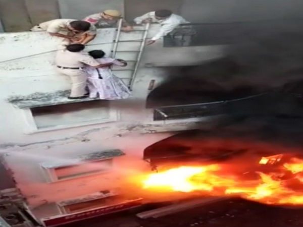 দিল্লিতে ইদের সকালে ভয়াবহ আগুন, চাঞ্চল্য এলাকায় দিল্লিতে ইদের সকালে ভয়াবহ আগুন, চাঞ্চল্য এলাকায়