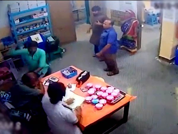 চিকিৎসককে মাটিতে ফেলে নির্মম মার চিকিৎসককে মাটিতে ফেলে নির্মম মার