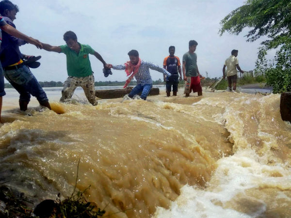 গন্ধেশ্বরীর জলের তোড়ে ভাঙল দোতলাবাড়ি, বন্যা বাঁকুড়ায় গন্ধেশ্বরীর জলের তোড়ে ভাঙল দোতলাবাড়ি, বন্যা বাঁকুড়ায়