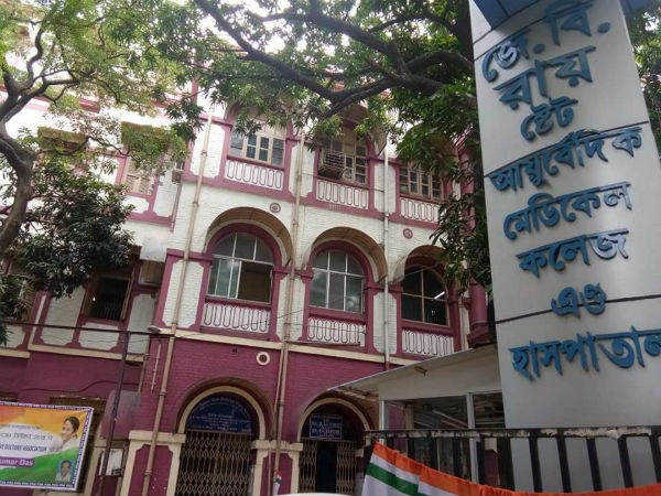 এনআরএস কাণ্ডের ছায়া উল্টোডাঙায়! হবু চিকিৎসকদের আচরণে প্রশ্ন এনআরএস কাণ্ডের ছায়া উল্টোডাঙায়! হবু চিকিৎসকদের আচরণে প্রশ্ন
