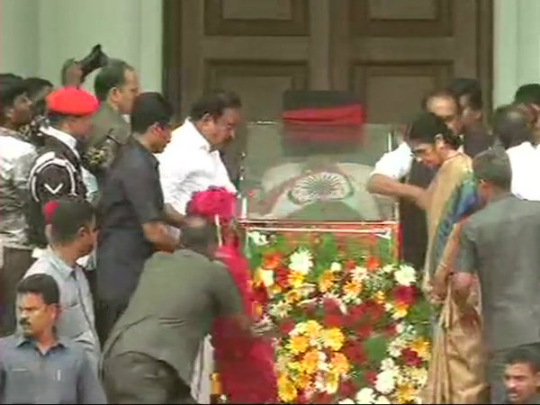 গুরু আন্নার পাশেই সমাধিস্থ হবেন করুণানিধি গুরু আন্নার পাশেই সমাধিস্থ হবেন করুণানিধি