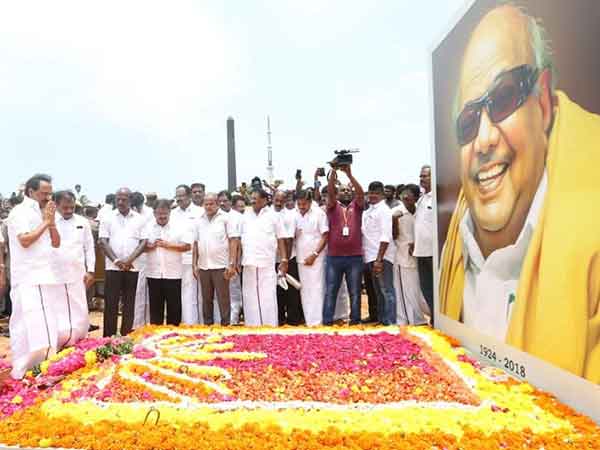 করুণানিধির প্রয়াণ শোক প্রাণ কাড়ল ২৪৮ জন ডিএমকে সমর্থকের করুণানিধির প্রয়াণ শোক প্রাণ কাড়ল ২৪৮ জন ডিএমকে সমর্থকের
