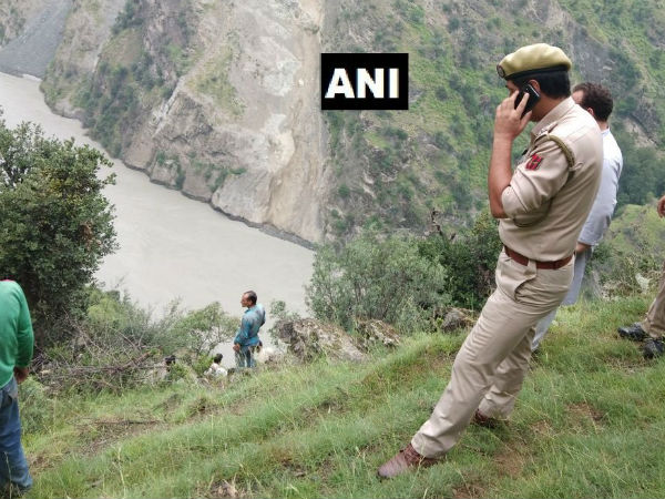 কাশ্মীরে ভয়াবহ বাস দুর্ঘটনায় মৃত ১১ জন পূণ্যার্থী, চলছে বাকিদের খোঁজ কাশ্মীরে ভয়াবহ বাস দুর্ঘটনায় মৃত ১১ জন পূণ্যার্থী, চলছে বাকিদের খোঁজ