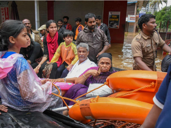 কেরালার বন্যা - তুলে নেওয়া হল রেড অ্যালার্ট, কাল থেকে বাণিজ্যিক বিমান চলবে কোচি নাভাল এয়ার বেস থেকে কেরালার বন্যা - তুলে নেওয়া হল রেড অ্যালার্ট, কাল থেকে বাণিজ্যিক বিমান চলবে কোচি নাভাল এয়ার বেস থেকে
