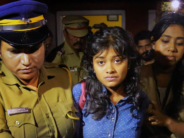 মাছ বিক্রি করে ট্রোলড হানান কেরলের বন্যাত্রাণে দিলেন দেড় লক্ষ টাকা মাছ বিক্রি করে ট্রোলড হানান কেরলের বন্যাত্রাণে দিলেন দেড় লক্ষ টাকা