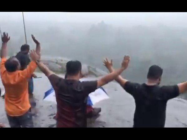 হে করুণাময় রক্ষা কর, বন্যা বিধ্বস্ত কেরলে ত্রাহি রব, প্রার্থনা, দেখুন ভিডিও হে করুণাময় রক্ষা কর, বন্যা বিধ্বস্ত কেরলে ত্রাহি রব, প্রার্থনা, দেখুন ভিডিও