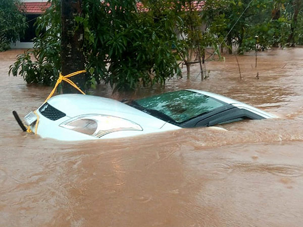 বিপর্যস্ত ট্রেন পরিষেবা