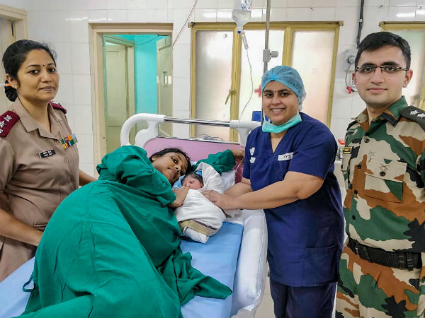 এয়ারলিফ্ট করে সন্তানসম্ভবা মাকে উদ্ধার, ভিডিও ভাইরাল এয়ারলিফ্ট করে সন্তানসম্ভবা মাকে উদ্ধার, ভিডিও ভাইরাল