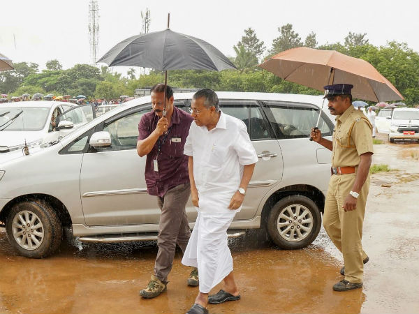 আশার কথা শোনাতে পারলেন না কেরালার মুখ্যমন্ত্রী, বন্য়ায় মৃতের সংখ্যা পৌছল ১৬৪-তে আশার কথা শোনাতে পারলেন না কেরালার মুখ্যমন্ত্রী, বন্য়ায় মৃতের সংখ্যা পৌছল ১৬৪-তে