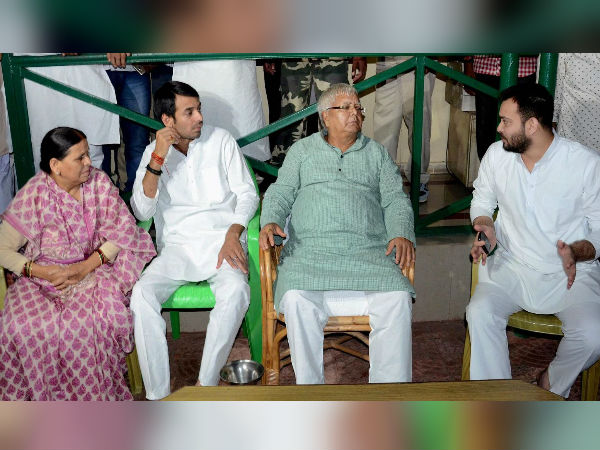 একই দিনে জোড়া ধাক্কা খেলেন লালু, এবার কি পরিবারও যাবে শ্রীঘরে একই দিনে জোড়া ধাক্কা খেলেন লালু, এবার কি পরিবারও যাবে শ্রীঘরে