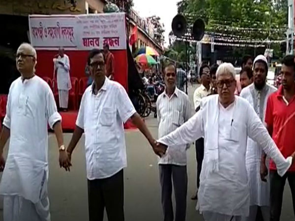 স্বাধীনতা দিবসে মানব-বন্ধন! রাজ্য জুড়ে কর্মসূচি বামদলগুলির, দেখুন ভিডিও স্বাধীনতা দিবসে মানব-বন্ধন! রাজ্য জুড়ে কর্মসূচি বামদলগুলির, দেখুন ভিডিও