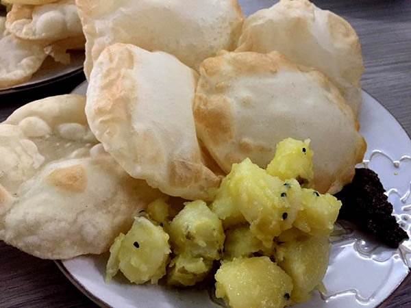 লুচি খেতে ভালোবাসেন! এই ভিডিও না দেখলে আফসোস করতে বাধ্য হবেন লুচি খেতে ভালোবাসেন! এই ভিডিও না দেখলে আফসোস করতে বাধ্য হবেন
