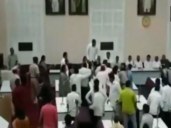 বাজপেয়ীকে শ্রদ্ধা নিয়ে ধুন্ধুমার ঔরঙ্গাবাদে! বিজেপি-এআইএমআইএম কাউন্সিলরদের মারামারি দেখুন ভিডিও বাজপেয়ীকে শ্রদ্ধা নিয়ে ধুন্ধুমার ঔরঙ্গাবাদে! বিজেপি-এআইএমআইএম কাউন্সিলরদের মারামারি দেখুন ভিডিও