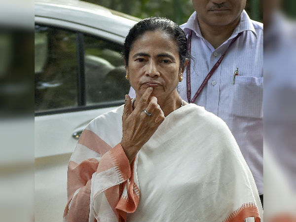 চেন্নাইয়ে বসে নরেন্দ্র মোদীকে ফোন মমতা বন্দ্যোপাধ্যায়ের চেন্নাইয়ে বসে নরেন্দ্র মোদীকে ফোন মমতা বন্দ্যোপাধ্যায়ের