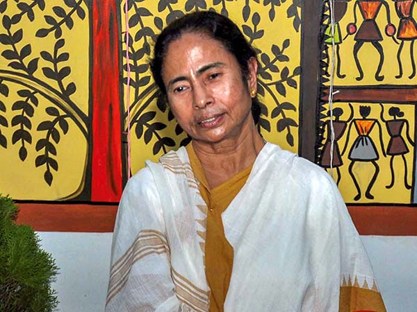 কন্যা কোথায় উনি এখন ঠাকুমা হয়ে গিয়েছেন