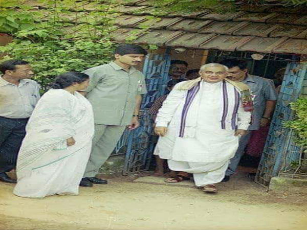 বাজপেয়ী মহান রাষ্ট্রনেতা! তাঁর মৃত্যু দেশের বড় ক্ষতি, বললেন মমতা বাজপেয়ী মহান রাষ্ট্রনেতা! তাঁর মৃত্যু দেশের বড় ক্ষতি, বললেন মমতা