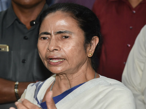 দেশে সুপার এমার্জেন্সি চলছে, গর্জে উঠলেন মমতা দেশে সুপার এমার্জেন্সি চলছে, গর্জে উঠলেন মমতা