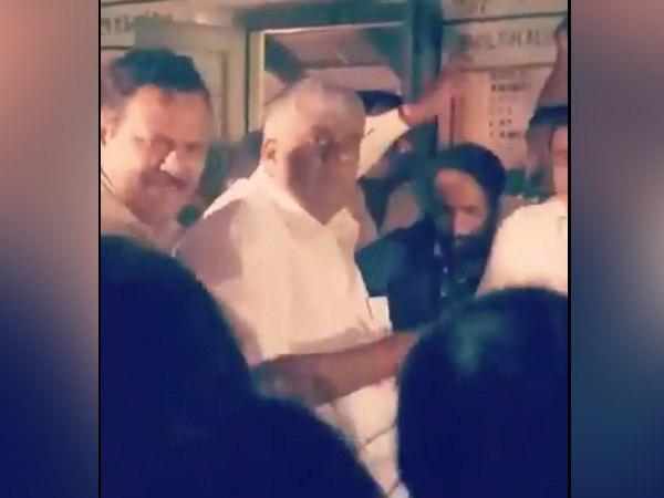 বন্যার ত্রাণ শিবিরে পৌঁছেও মন্ত্রিত্বের অহংকার! এই মন্ত্রীর কীর্তি ধরা পড়ল ভিডিও-তে বন্যার ত্রাণ শিবিরে পৌঁছেও মন্ত্রিত্বের অহংকার! এই মন্ত্রীর কীর্তি ধরা পড়ল ভিডিও-তে