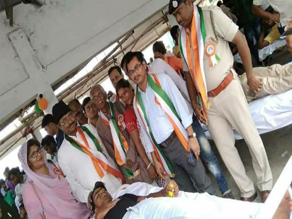এবার বুকে অনুব্রত-র ছবি দেওয়া ব্যাজে প্রশাসনিক কর্তারা! তৃণমূলের দাস, কটাক্ষ বিরোধীদের এবার বুকে অনুব্রত-র ছবি দেওয়া ব্যাজে প্রশাসনিক কর্তারা! তৃণমূলের দাস, কটাক্ষ বিরোধীদের
