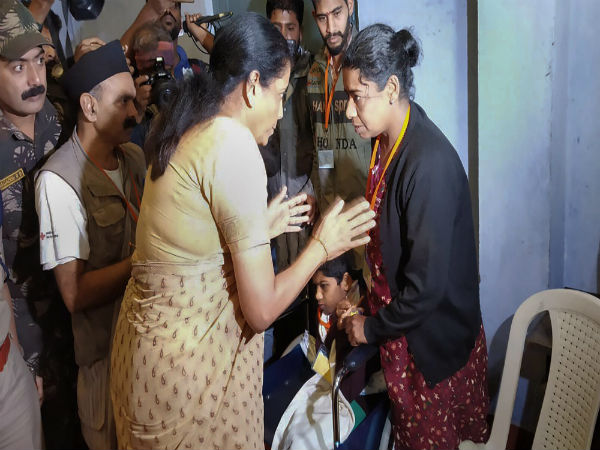 ইট মেরেছিলেন সীতারামন, বিনিময়ে পাটকেল খেলেন ইট মেরেছিলেন সীতারামন, বিনিময়ে পাটকেল খেলেন