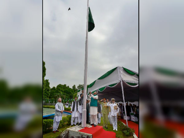 পাক হাইকমিশনে পতাকা উত্তোলন